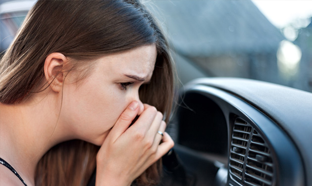 エアコンの汚れも車内汚染の一因に！ カーエアコンから嫌なニオイがする時の対処法